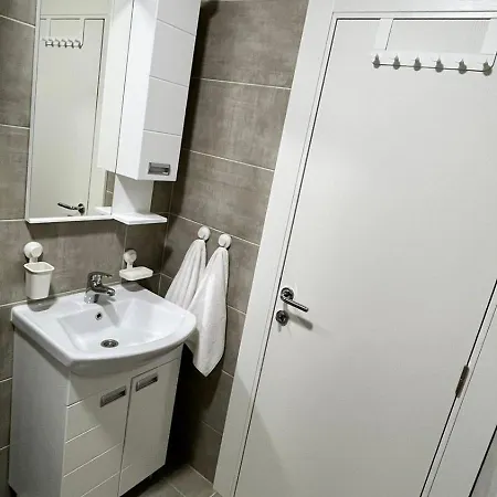 Srebrno Jezero Mina 公寓 *