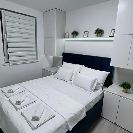 Srebrno Jezero Mina 公寓 Ostrovo